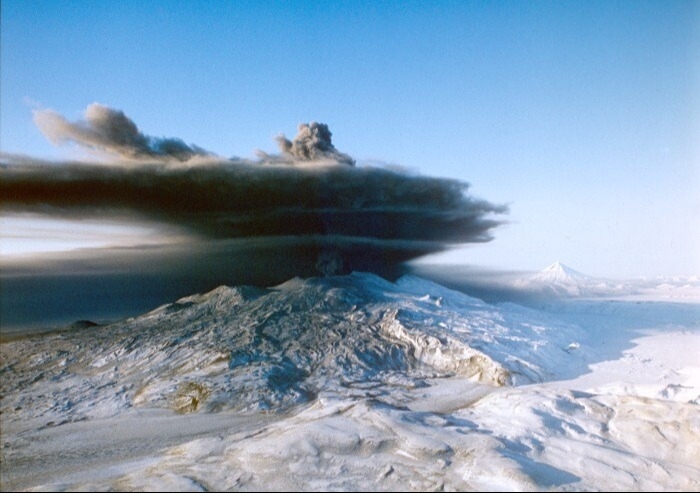 Вулкан Эбеко на Северных Курилах выбросил столб пепла на высоту 2,5 км