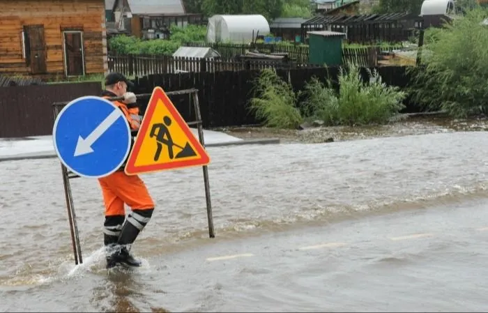 Три участка дорог закрыты на востоке Оренбуржья из-за переливов воды