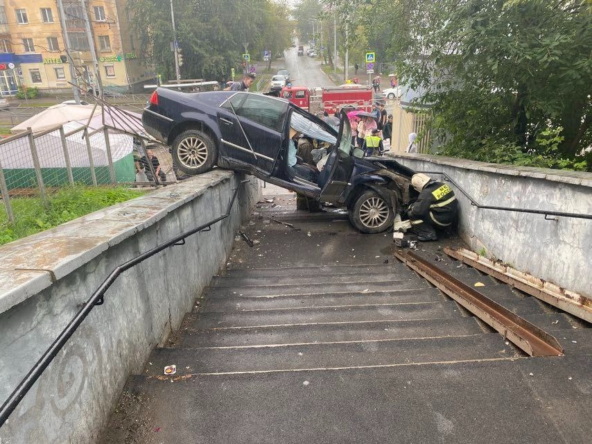 Автомобиль на скорости влетел в пешеходную лестницу в Перми, пострадал водитель