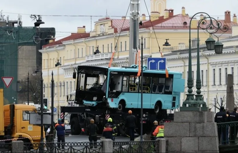 Суд приостановил деятельность компании, чей автобус с пассажирами упал в Мойку