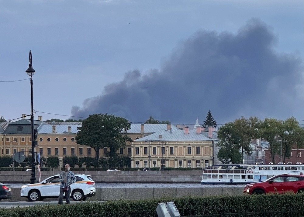 Кровля ремонтируемого спорткомплекса горит в Петербурге