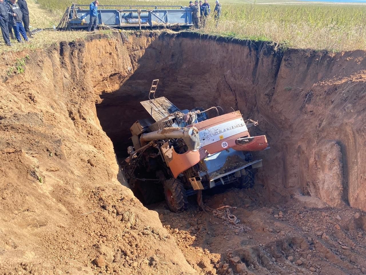 Комбайн провалился в карстовую воронку в Иркутской области, водитель погиб