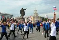 На центральной площади Кузбасса прошла "Зарядка с чемпионом", участие в которой приняли олимпийцы - фигурист Ягудин и дзюдоист Носов