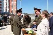 Командующий войсками ЦВО вручил военнослужащим округа ключи от новых квартир