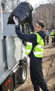 В ходе субботника в подмосковной Балашихе уборочную технику опробовали более 40 школьников