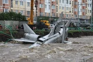 Два самолета-памятника смыло паводком в Магадане, размыты дороги и мосты