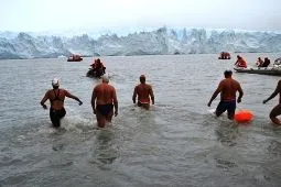 Российские спортсмены покорили озеро у ледника Перито-Морено в Аргентине