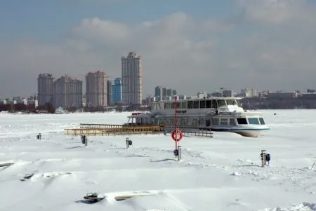 На Москве-реке частично затонул теплоход