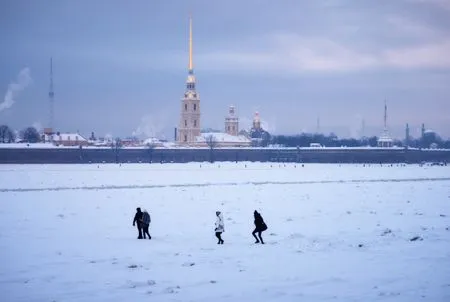 Петербуржцам запретили выходить на лед