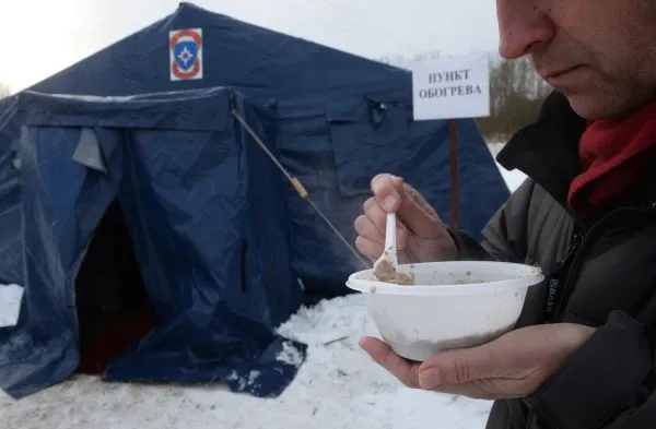 В Заполярье МЧС развернуло мобильный пункт обогрева на одной из дорог, закрытых из-за метели