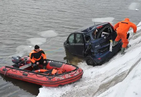 Три человека погибли при падении автомобиля в реку на Алтае