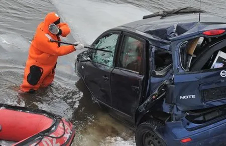 Автомобиль упал в реку на Алтае, одному человеку удалось спастись, трое числятся пропавшими