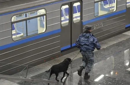 Пассажиров Замоскворецкой линии метро эвакуировали из поезда в связи с обнаружением бесхозного предмета