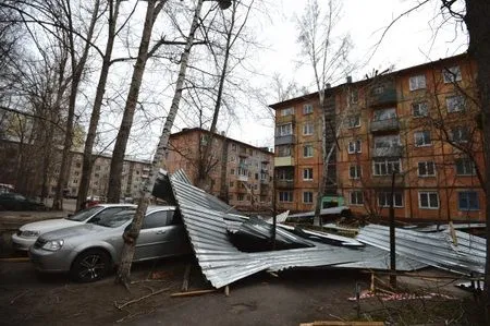 Жертвой сильного ветра в Чите стал один человек, снесено более десятка крыш