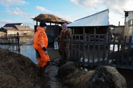 Вода постепенно уходит из уральского города Далматово, где введен режим ЧС из-за подтопления