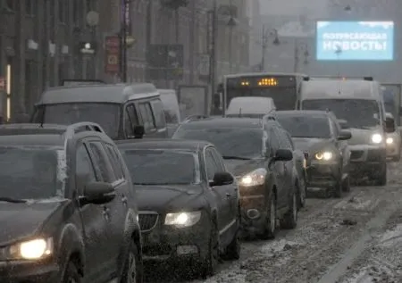 В Петербурге восьмибалльные пробки из-за весеннего снегопада