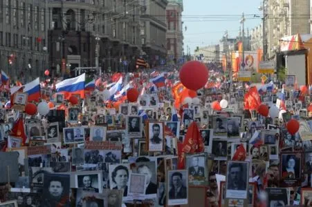 Более 700 тыс. человек собрало шествие "Бессмертный полк" в Москве