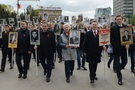 Военные парады и шествия "Бессмертного полка" прошли в Сибири в День Победы