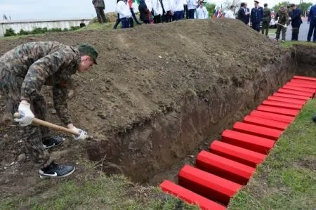 Останки более 300 солдат перезахоронили в "Долине смерти" в Калужской области