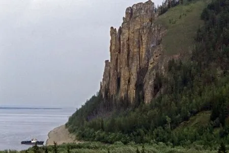 Распространение пожара в природном парке "Ленские столбы" в Якутии остановлено