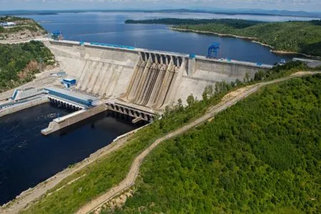 Бурейская ГЭС в ближайшие три дня сократит сбросы воды на 2 тыс. кубометров в секунду