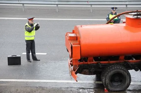 Под Екатеринбургом перевернулся бензовоз, утечка топлива устранена