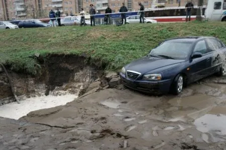 Провал грунта произошел на Измайловской улице на востоке Москвы, задерживается движение трамваев