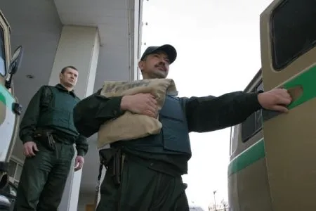 Налетчики похитили у инкассаторов в Москве мешки с деньгами, когда те спасали машину от пожара