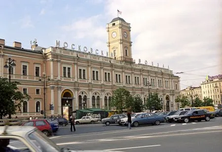 Двое экс-полицейских пойдут по суд за вымогательство на Московском вокзале