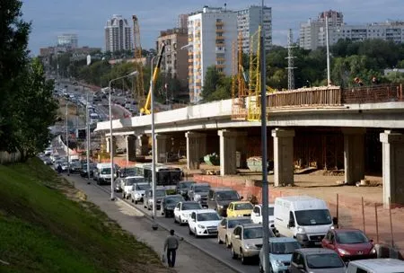 Новые эстакаду и тоннель на Аминьевском шоссе запустят до конца года