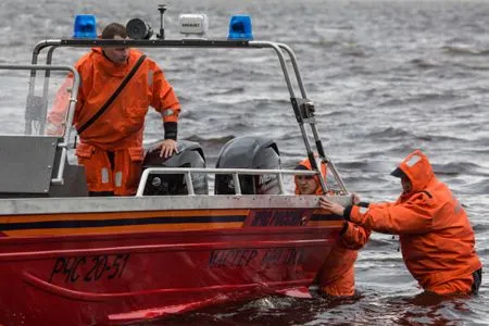 Поиск моряков с затонувшего у берегов Крыма плавкрана осложняет шторм