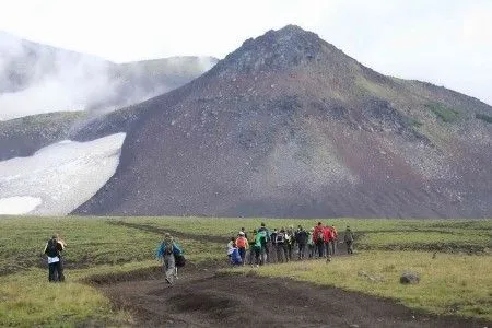 Власти Камчатки планируют в 2025 году принимать 800 тыс. туристов ежегодно