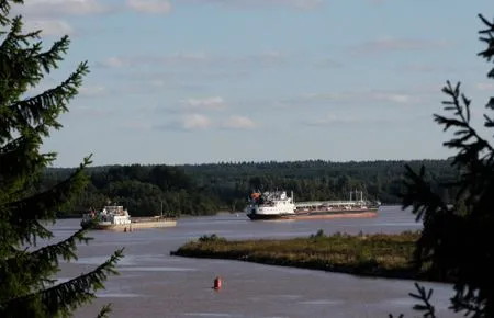 Судно, оставшееся без топлива на Оби под Салехардом, пришвартовано в порту