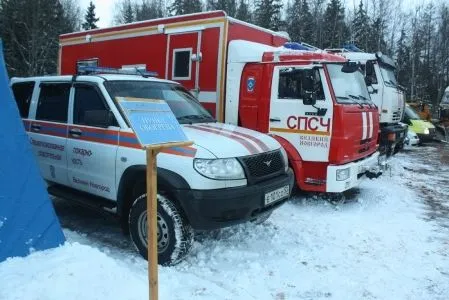 На федеральной трассе в Новгородской области учились бороться с последствиями снегопадов и спасать водителей