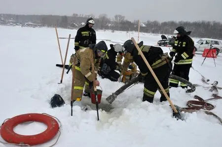 Автомобиль провалился под лед нижегородского пруда, погибли двое мужчин