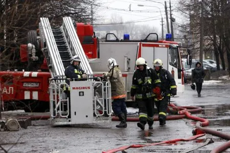 Одна из женщин выжила после пожара в поселке в ХМАО, погибших - трое