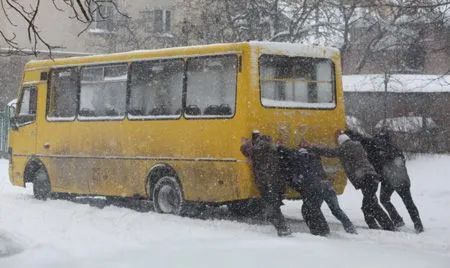 Более 250 школьников в Новосибирской области не смогли доехать на занятия из-за заносов