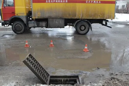 Улицу в Уфе залило сточными водами из-за прорыва канализации