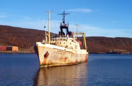 Спасательное судно пришло на выручку горевшему в Охотском море рыболовному сейнеру