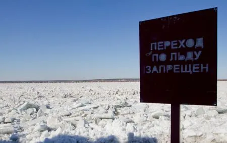 Десятки стихийно хранящихся судов могут "пойти" вместе с ледоходом на реке Томь в черте Томска