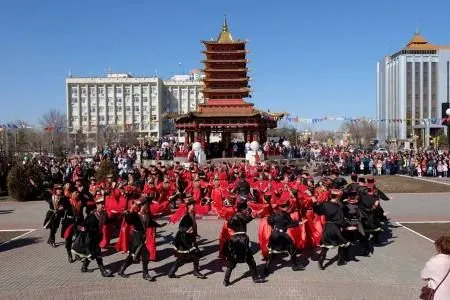 Более 300 человек стали участниками флешмоба в честь 8 марта в Элисте