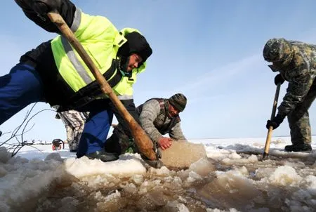 Водолазы нашли тело мальчика, провалившегося под лед в Кузбассе