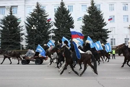 Конным шествием и фольклорным праздником отметили в Нальчике 60-летие восстановления национальной автономии балкарского народа