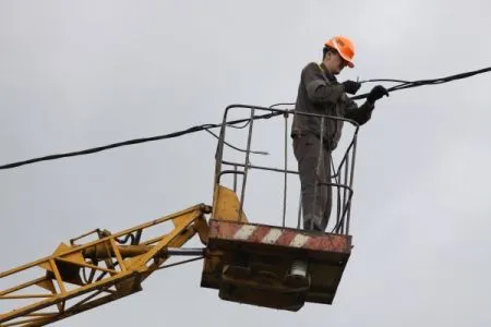 Восстановлена подача электричества в двух районах Ярославской области после непогоды