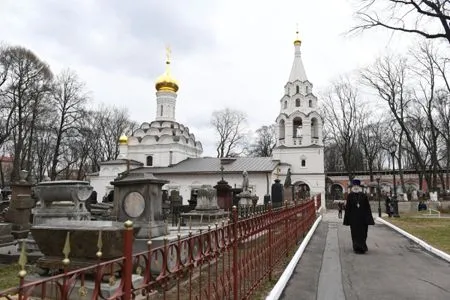 Ураган повредил несколько исторических надгробий в Донском монастыре столицы