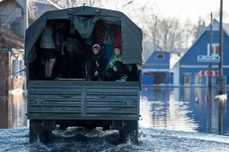 Более 80 человек покинули подтопленные паводком дома в ямальском селе Овгорт