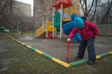 Уволены заведующая и воспитатель камчатского детсада, где малыш едва не задохнулся на игровой площадке