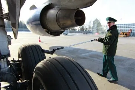 Пассажирский самолет из Сургута приземлился в Тюмени с поврежденным шасси