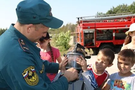 Спасатели продемонстрировали воспитанникам детского лагеря в Саратовской области тушение пожара спецсредствами