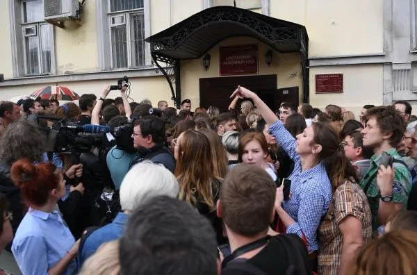 Несколько сотен человек пришли к зданию Басманного суда в Москве